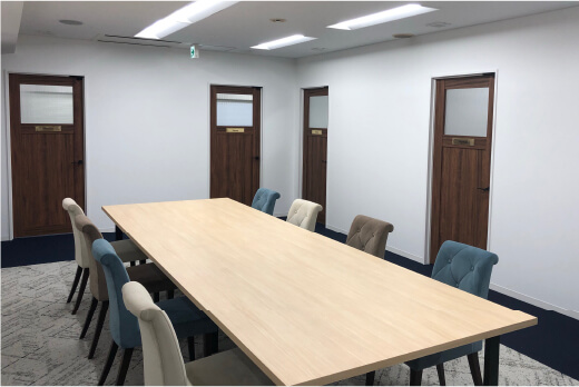 英語コーチング「トライズ」大阪梅田センター自習スペース