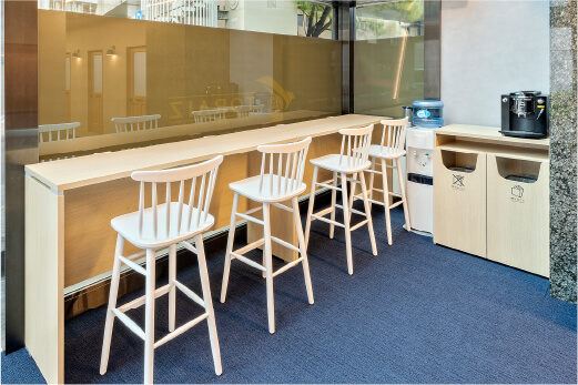 コーチング英会話「トライズ」横浜西口センターカウンタースペース